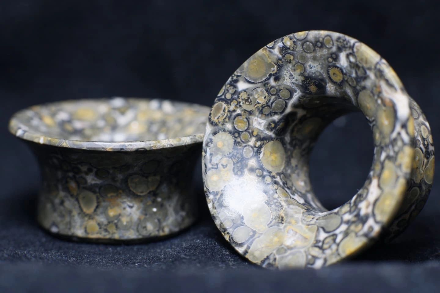 Orejeras mayas en calcedonia jaguar - Mandar a fabricar