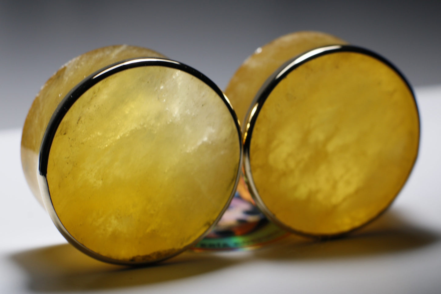 Plugs de calcita naranja con bizel dorado - Mandar a fabricar
