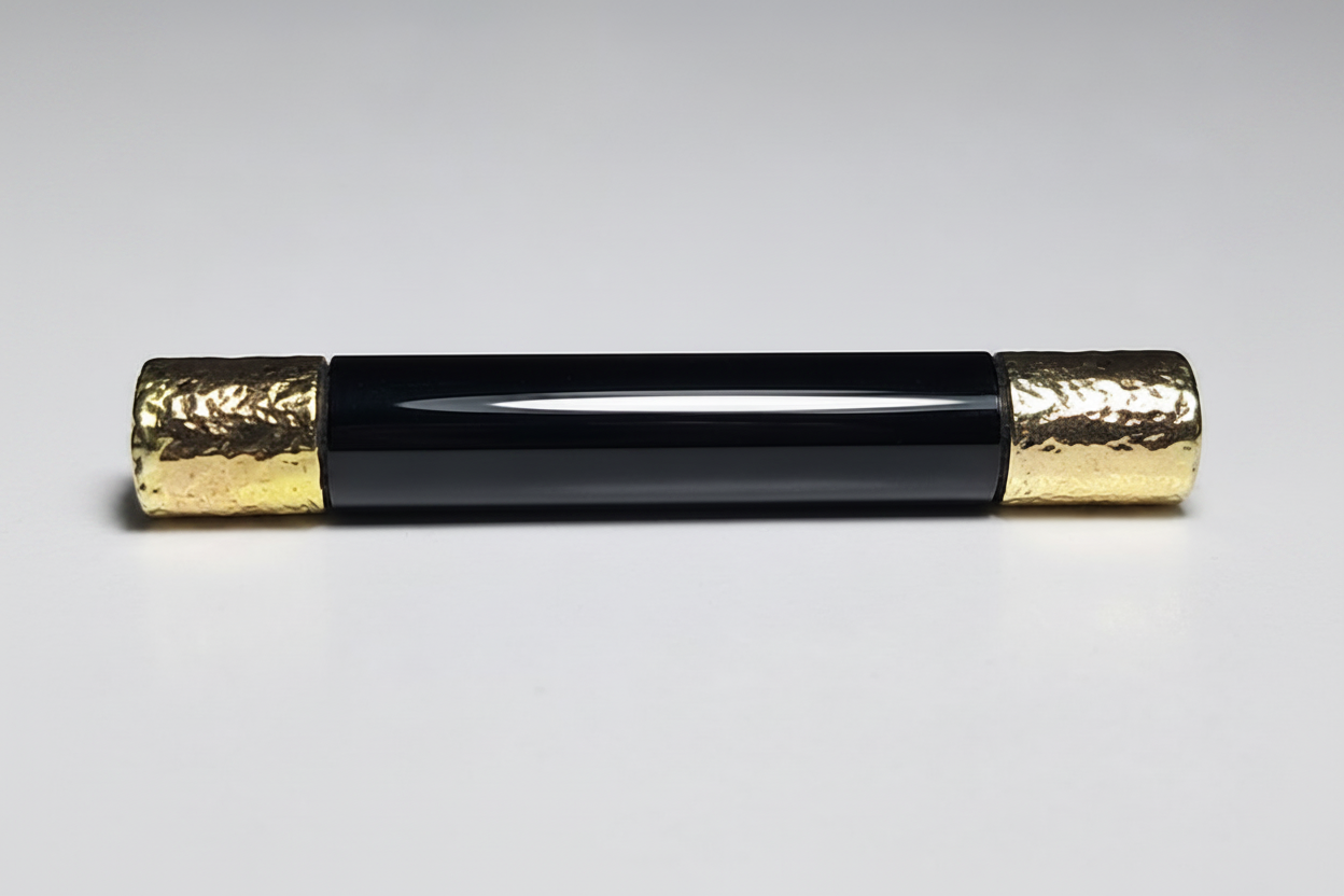 Septum nariguera de obsidiana negra y puntas doradas martilladas - Mandar a fabricar