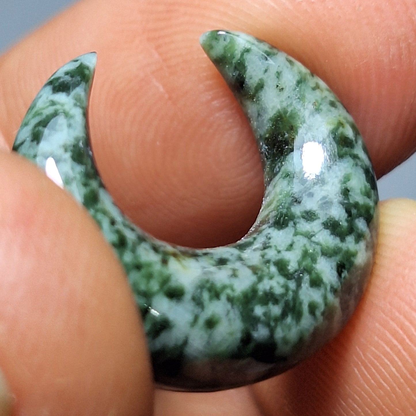Septum pincher de piedra verde chalchihuitl 7mm - Listas para envío