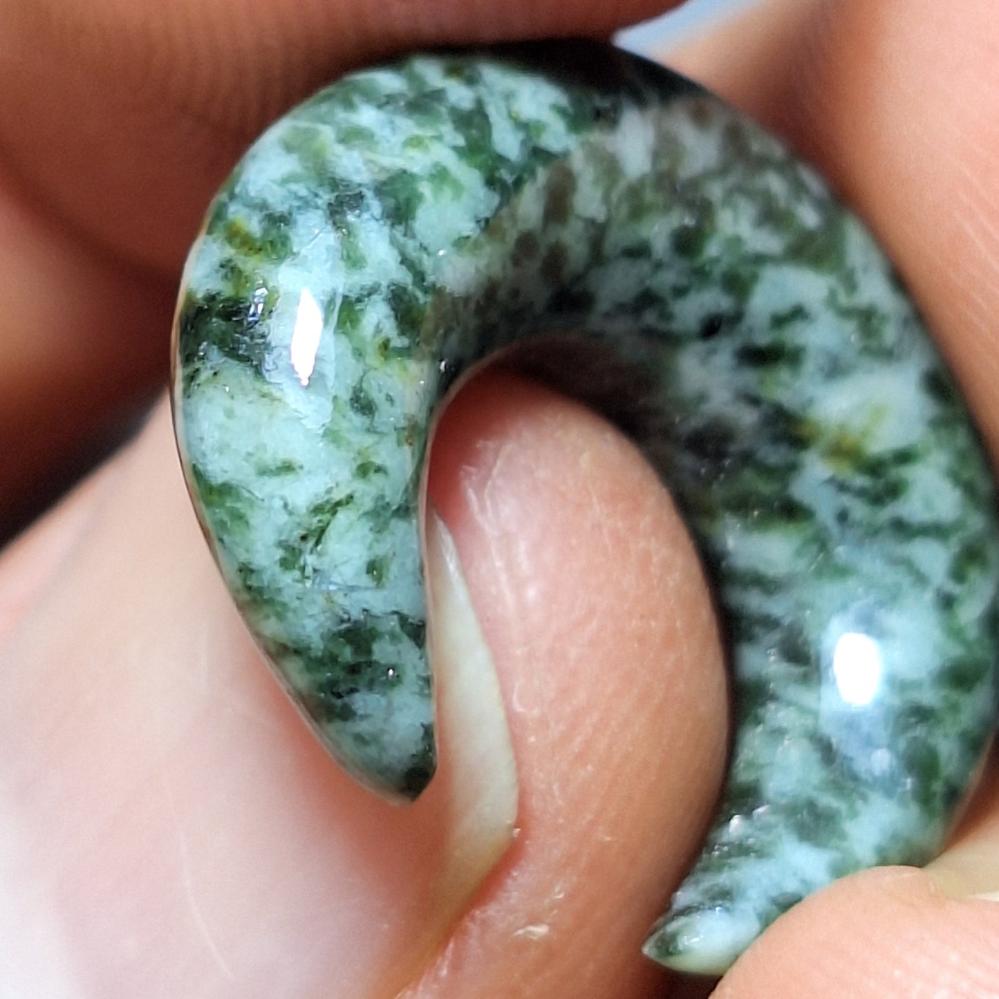 Septum pincher de piedra verde chalchihuitl 7mm - Listas para envío